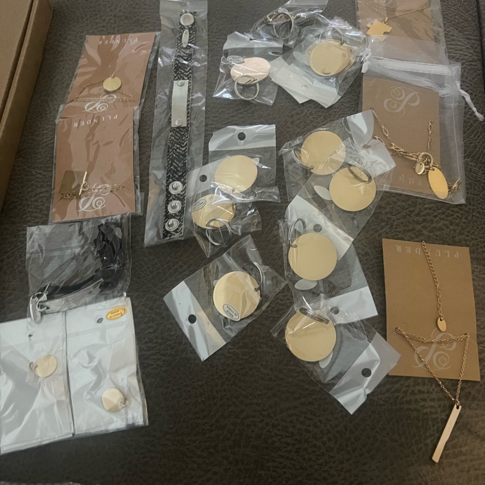 Plunder lotNecklace Pendants necklace, bracelet lot - 24 pieces